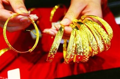 黃金珠寶行業(yè)冰火兩重天 明牌珠寶拼一年掙的錢不夠買條金鏈子？趨勢(shì)解析與金銀飾品出路